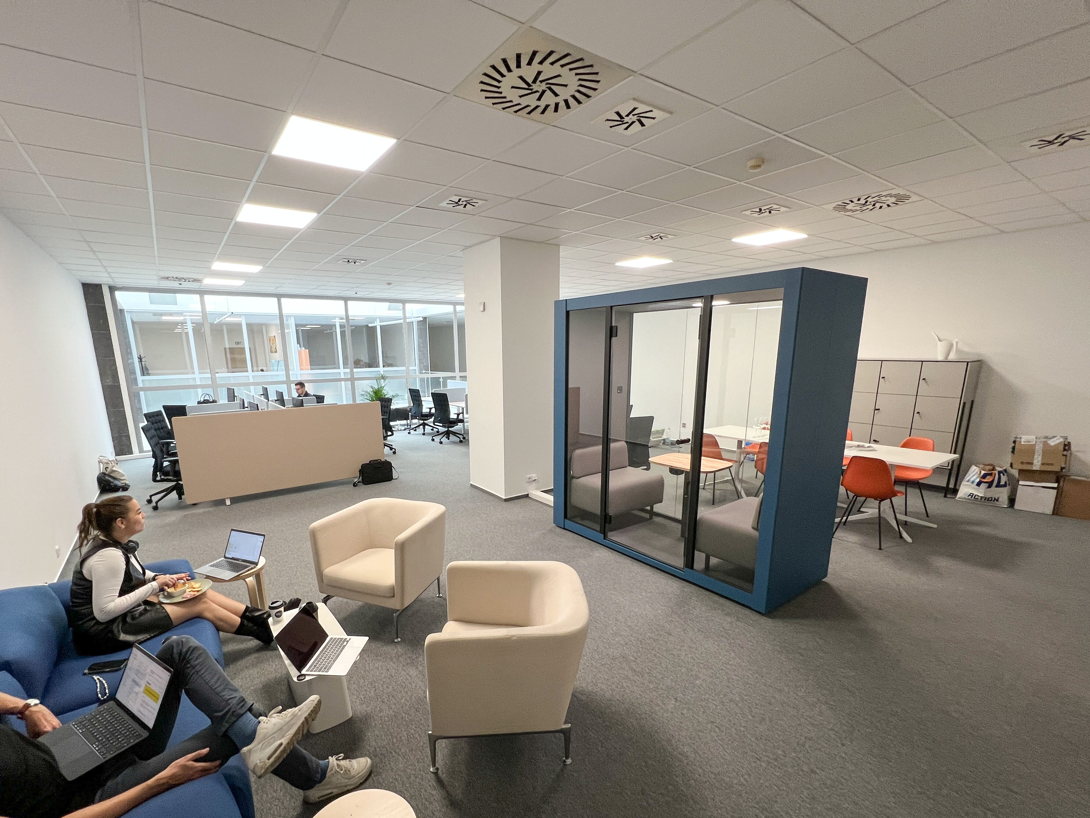 Máme možnost využívat Home Office, avšak máme krásné kanceláře v Praze a Ostravě, kde se rádi potkáváme!