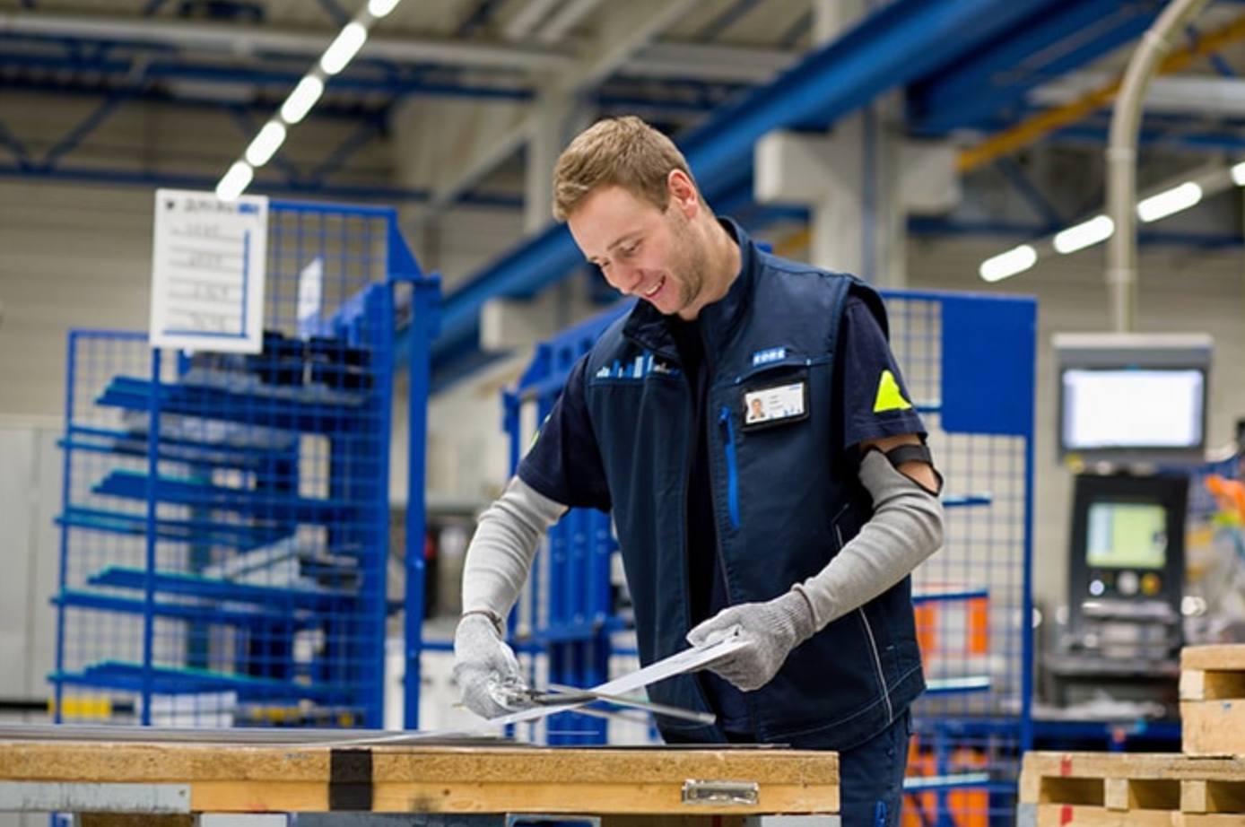 Výrobním operátorům vzniká pod rukama finální produkt
