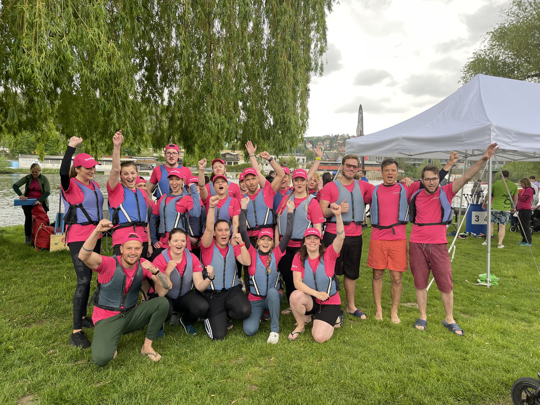 foodora posádka na Rotary Dragon Boat Charity Challenge 2023