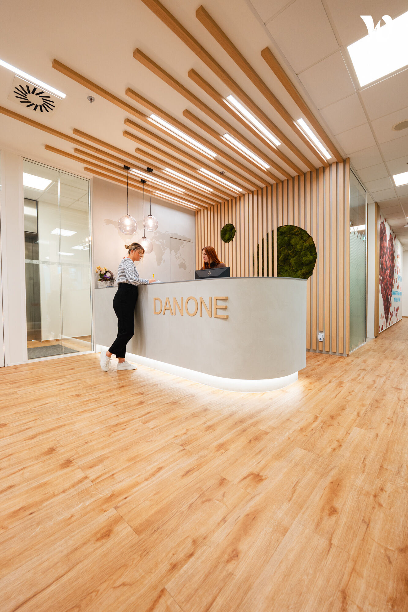 Ahoj u vstupu Danone.