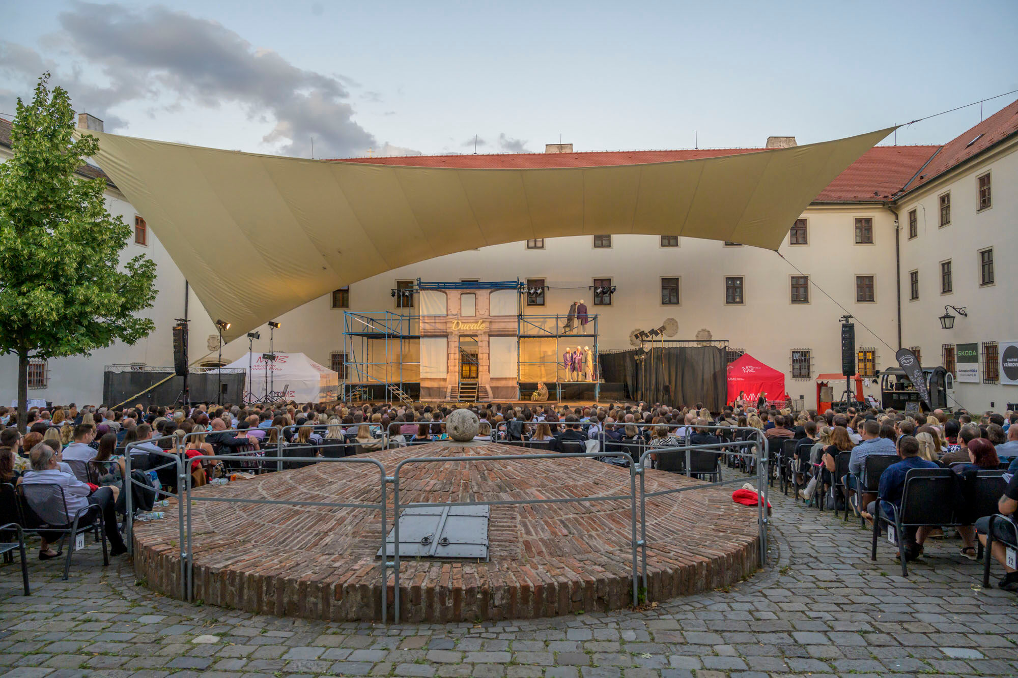Shakespeare ožívá každé léto – a my jsme u toho jako hrdý sponzor Shakespearovských slavností v Brně, Praze a Bratislavě.