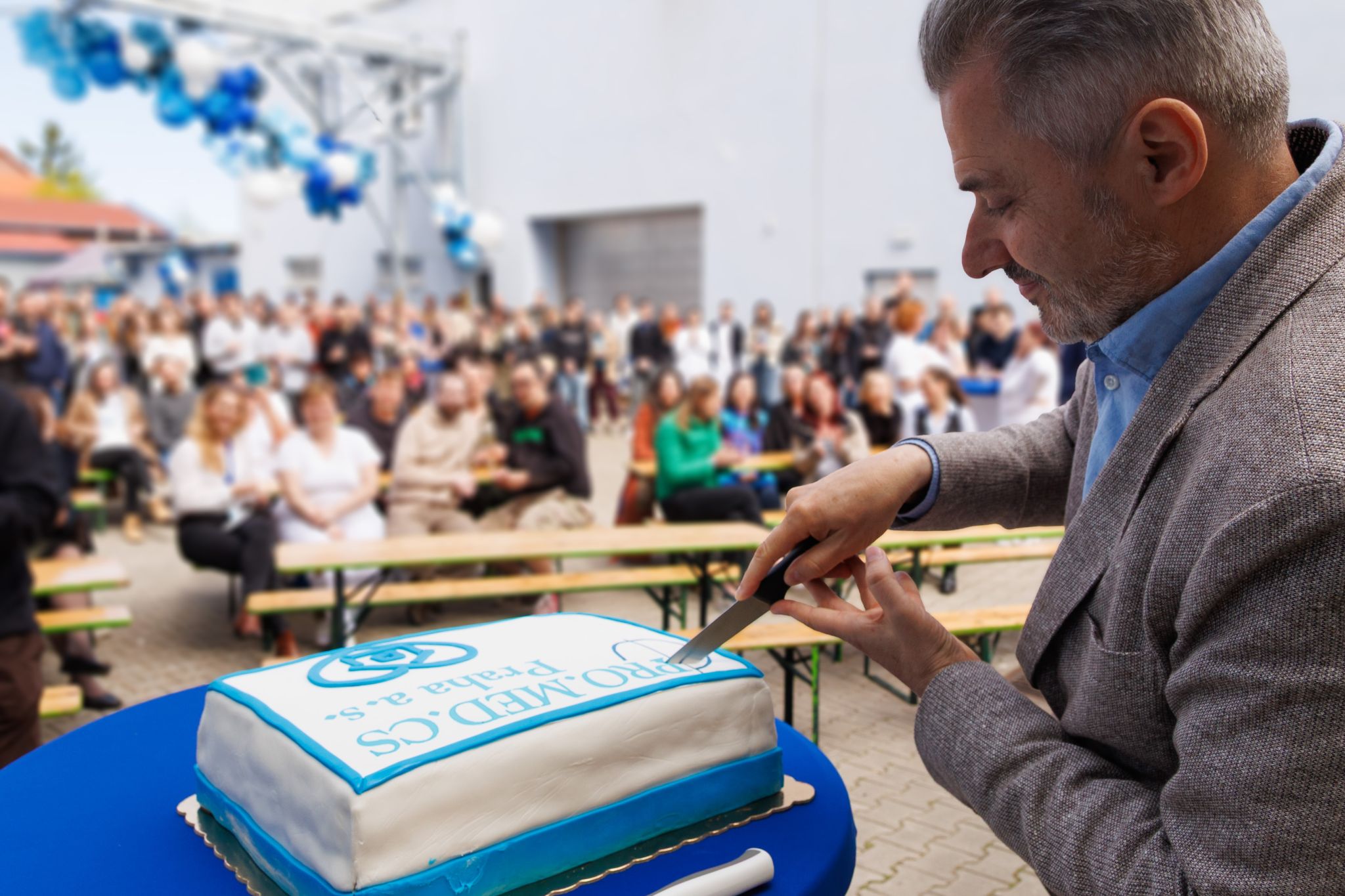 Slavnostní moment po dokončení rekonstrukce výrobních prostor přímo v areálu společnosti, kdy společně oslavujeme důležitý milník v dalším rozvoji firmy.