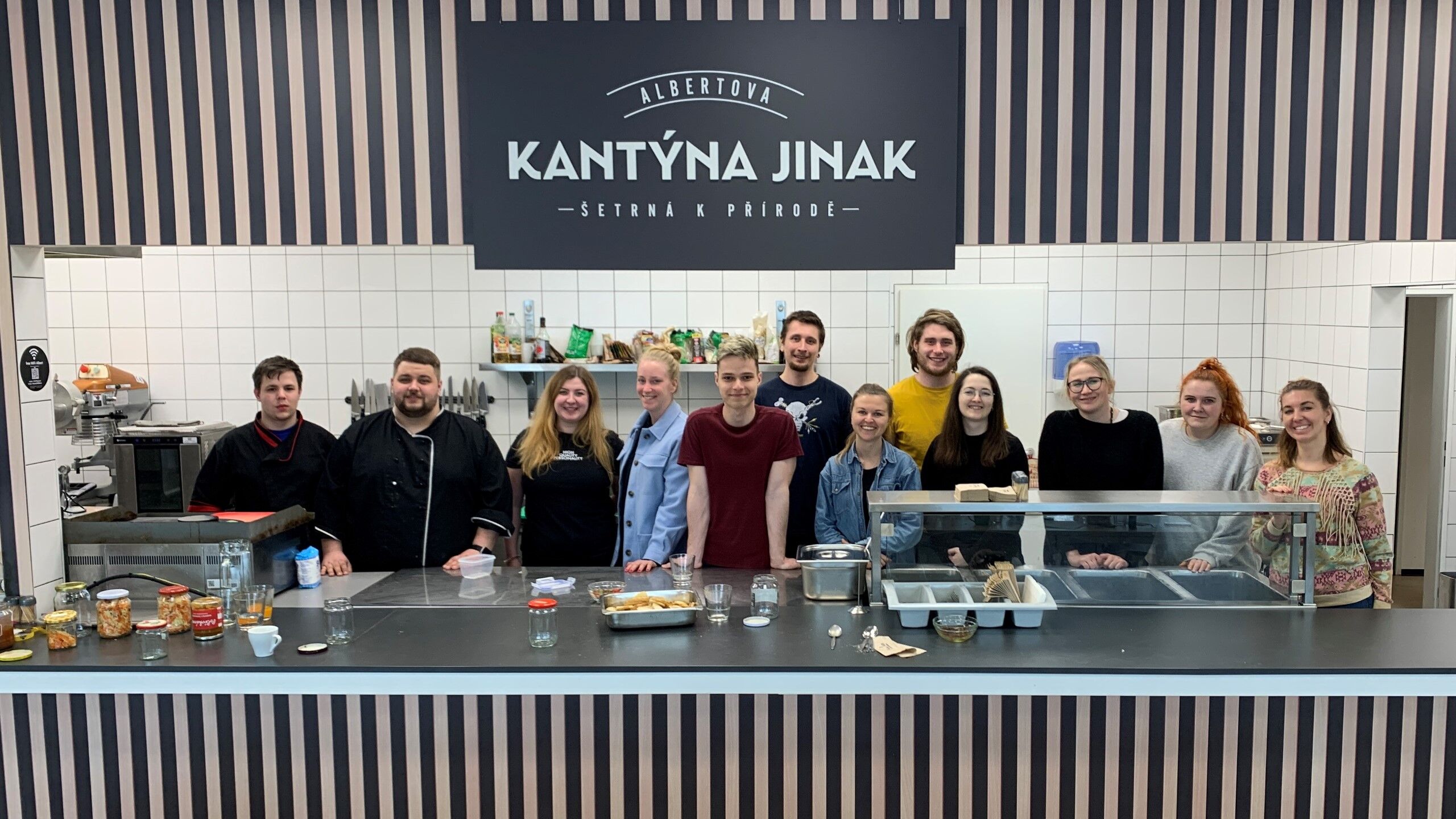 Skupin mladých Alberťáků v naší Zero Food Waste kantýně