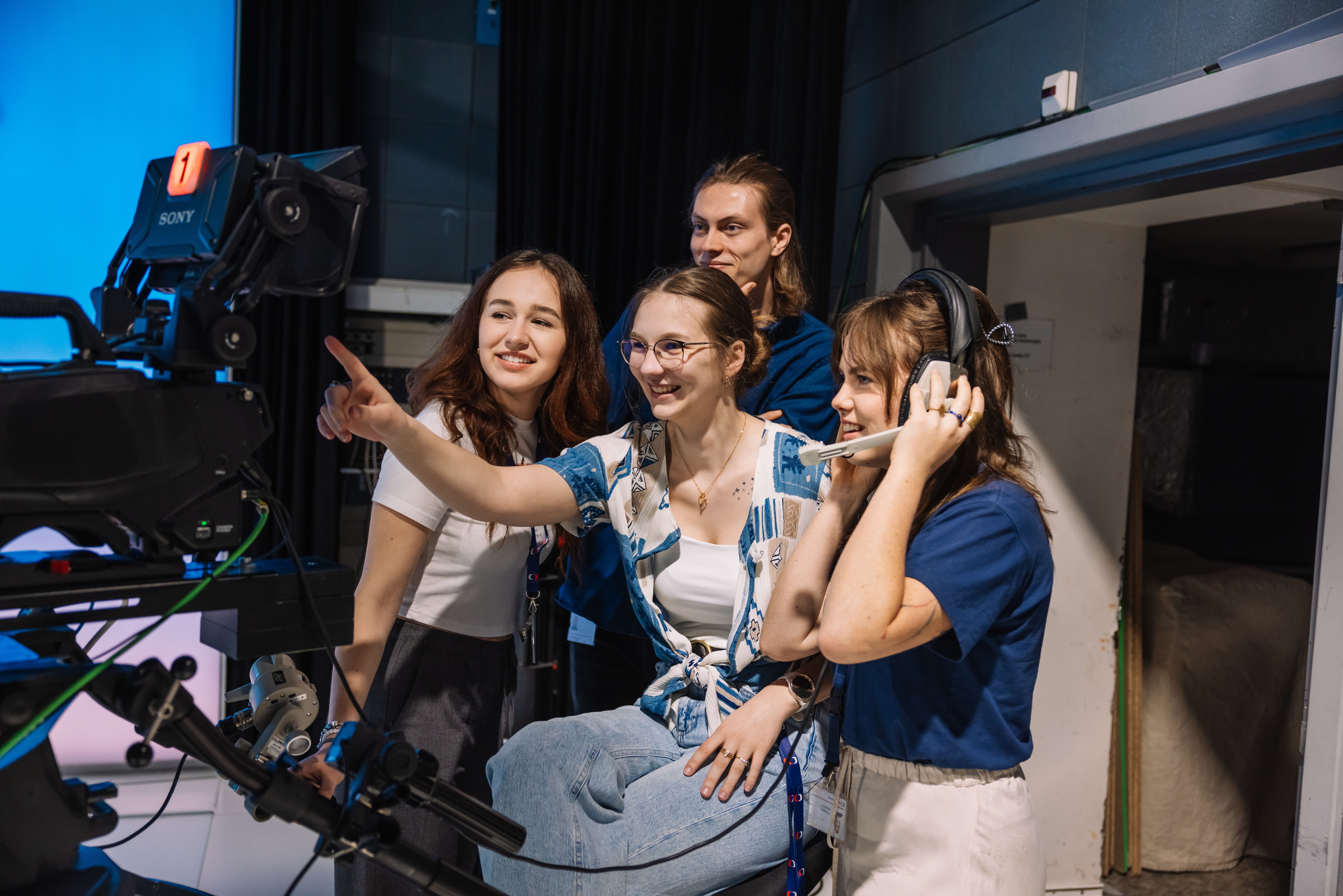 Stážisté z programu ČT Start společně zkouší čtecí zařízení 