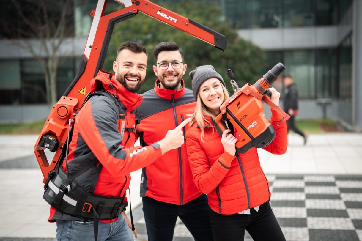 Radost předvést Hilti Exoskeleton a ostatní stroje přímo před centrálou, nebo také u zákazníka na demu. (V případě zájmu se neváhejte obrátit na svého obchodního zástupce nebo zákaznickou linku.)