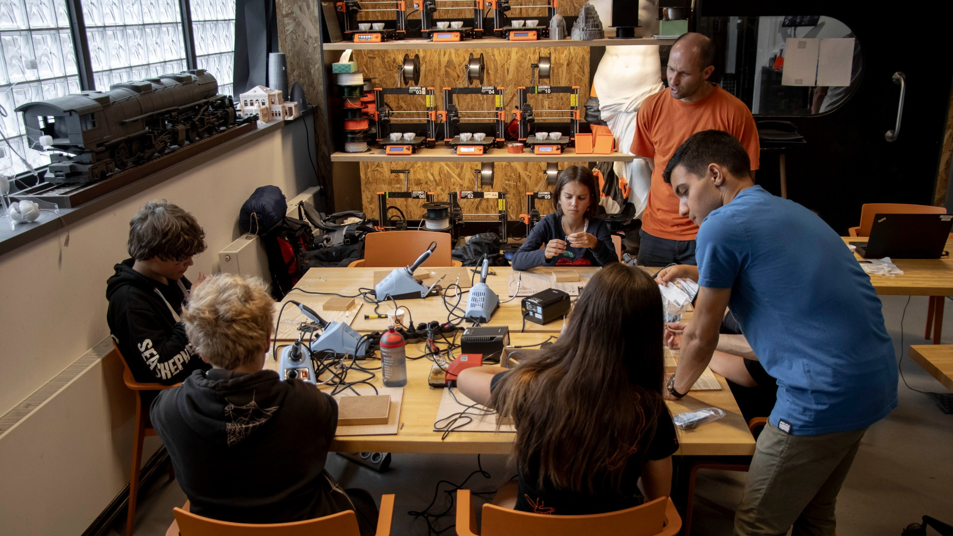 Workshopy pro zaměstnance i další generaci makerů