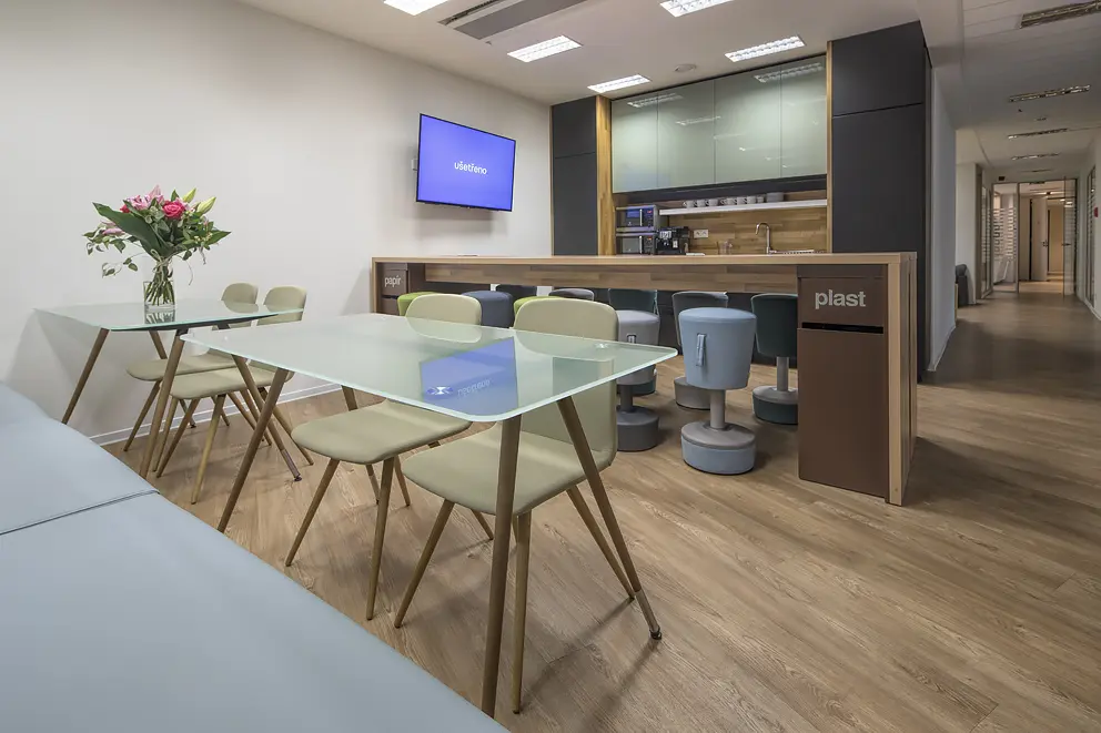 Najdete u nás moderní kanceláře hned u metra, kávu zdarma, odpočinkové zóny a především přátelskou atmosféru.