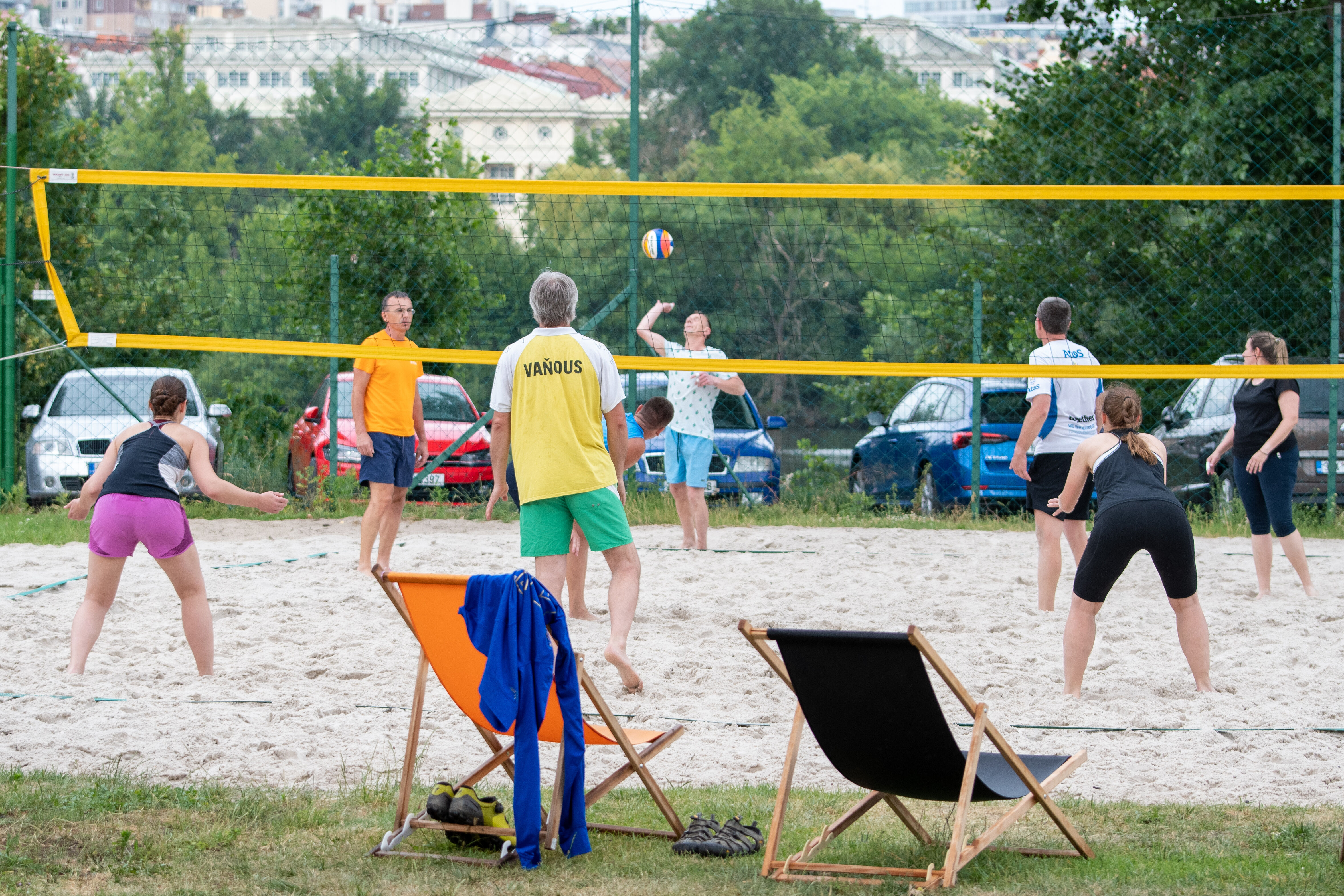 I summer párty mají sportovní chvilku.